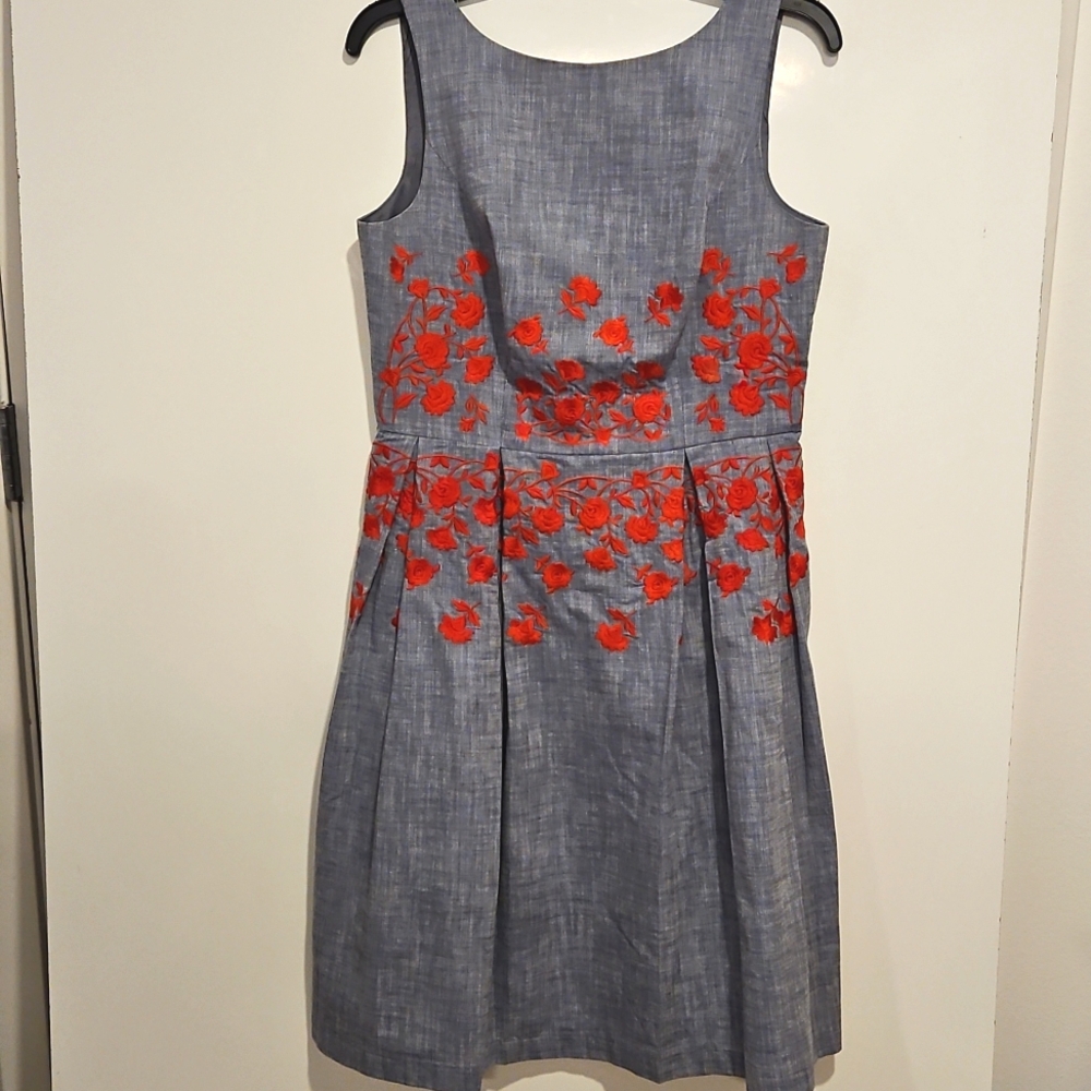 Maggy London Chambray Fit And Flare Dress Red Embroidered Flowers Sz.8 TV Dress - Picture 2 of 11